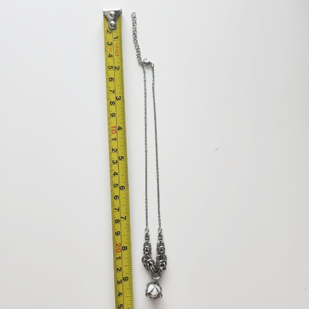 White pearl chainmaille choker necklace with a small silver chain - Picture 8 of 12